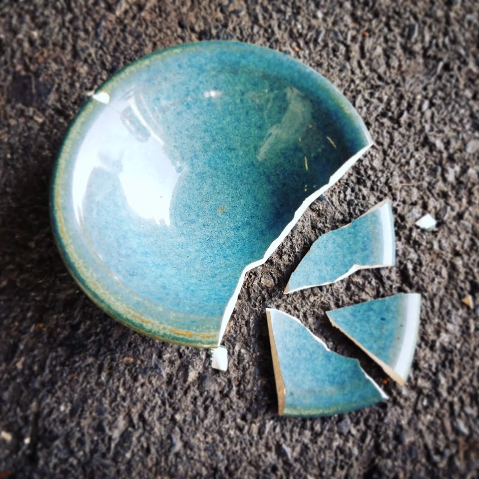 Poor broken ceramic spindle bowl