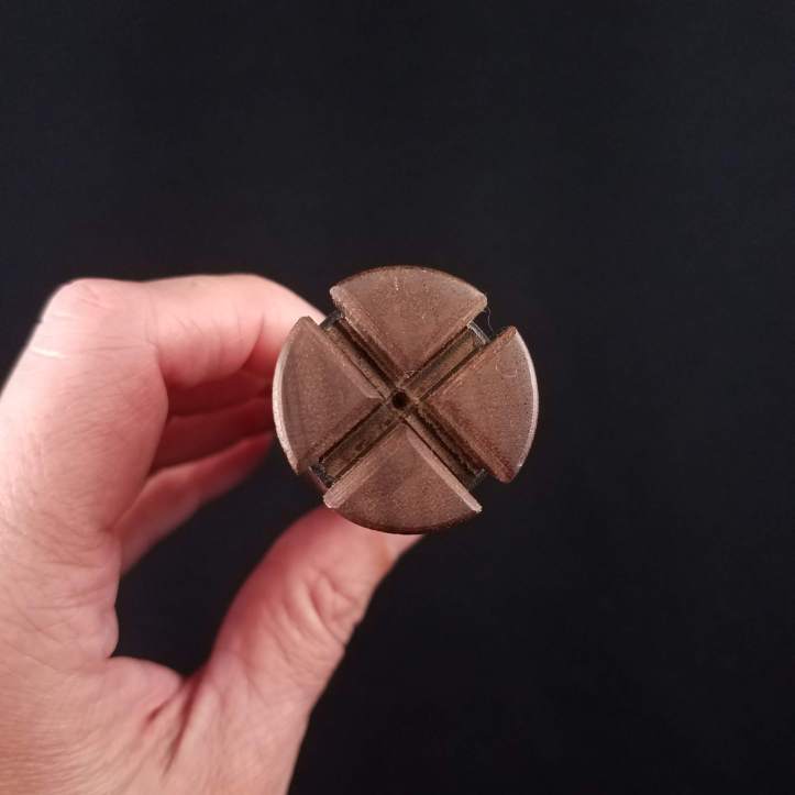 The grooves at the bottom of a dealgan help support the weight of the spindle